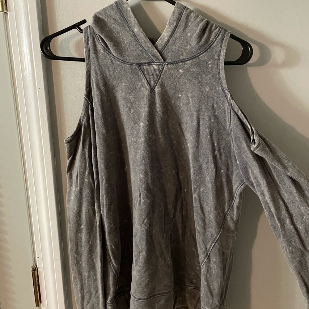 Hoodie with open shoulders